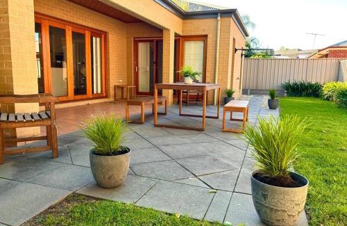 Wodonga House | Grand retreat in peaceful street