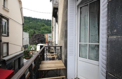 Mont-Dore Apartment | Grand Studio 27m² avec Balcon en Hyper Centre, Proche Thermes et Commodités - FR-1-608-139