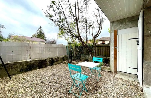 Oyonnax Apartment | Grand Studio Chez Soi - Queen size bed - Terrasse