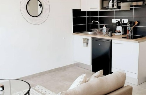 Le Blanc-Mesnil Apartment | Grand Studio Design 25 min Paris & 15 min Roissy Airport