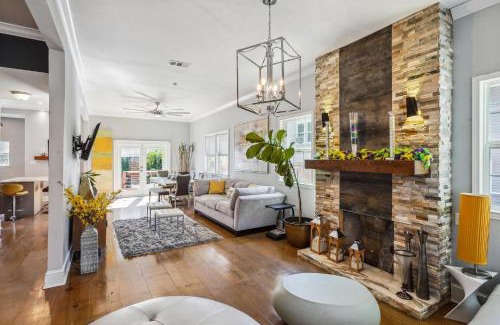 Navarre House | GrandCraftsman style home with pool and hot tub/center to all of New Orleans