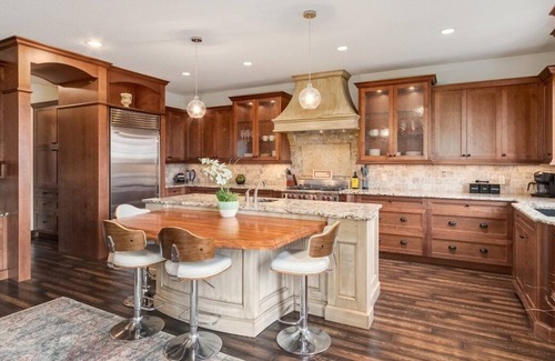Calgary House | "Grandeur" Luxury living, Sleeps 8!