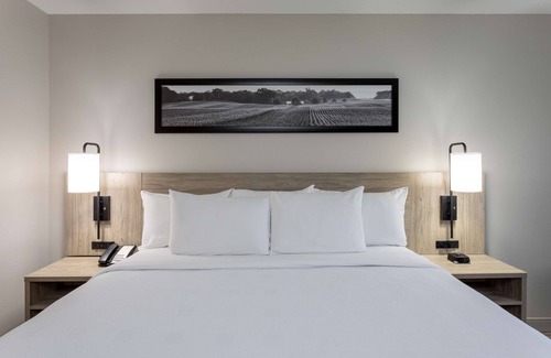 Cambridge Hotel | GrandStay Hotel & Suites