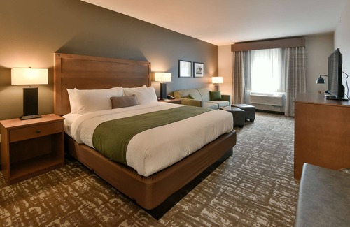 Sisters Hotel | GrandStay Hotel & Suites