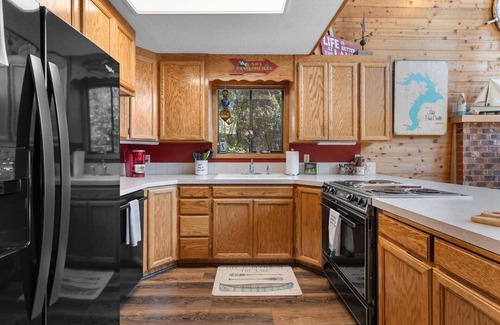 Bayview House | Grandview Lakeside Escape - Stunning Lake & Mountain Views, Private Dock & Deck, BBQ, Near Bayview!