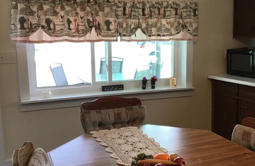Dry Ridge House | Granny’s House 2 bedroom, 5 miles to ark! Bonus walkthrough space with twin bed.