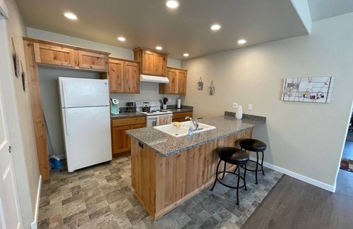 Grants Pass Apartment | Grants Pass Fully Furnished Private Duplex w/Yard
