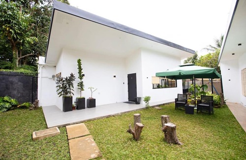 Valencia House | Gray cozy unit
