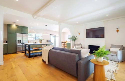 Valley Glen House | Great 2BR Home with Outdoor Hot Tub in Los Angeles