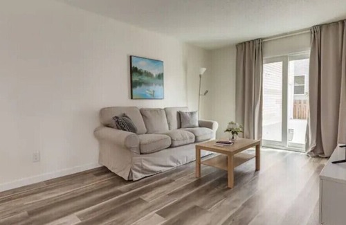 Northwest Calgary House | *Great* 3 BR - OnRoute to Banff