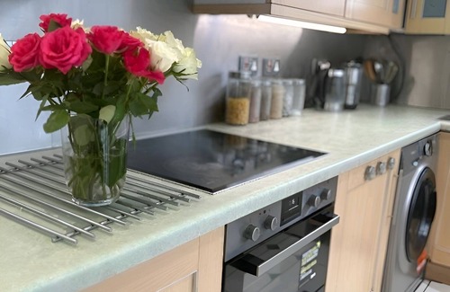 Thornton House | Great 5-Bedroom House in Thornton Road sleeps 14+ T7