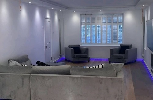 Thornton House | Great 5-Bedroom House in Thornton Road sleeps 14+