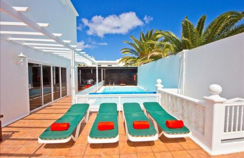 Costa Teguise Villa | Great Costa Teguise Home Villa Luz De La Fragata 4 Bedrooms Private Pool Central Location