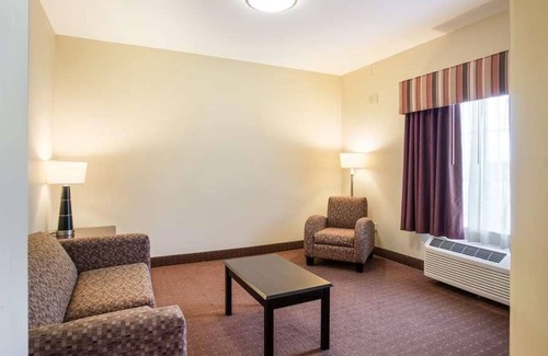 Saint Landry House | Great Deal in Knights Inn Bunkie! Pool, Free Parking On-Site, Free Breakfast