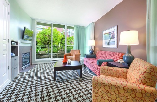 Inner Harbour Resort | Great dining, nightlife !