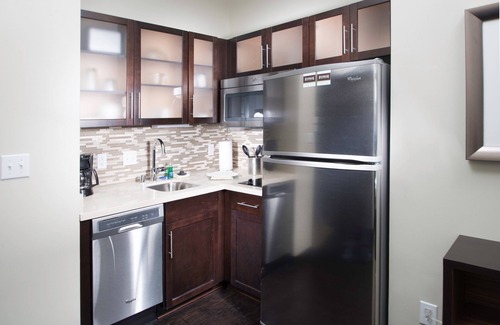 Folsom Condo | Great for Business Travelers! King Suite with Free Breakfast + Shared Pool & Gym