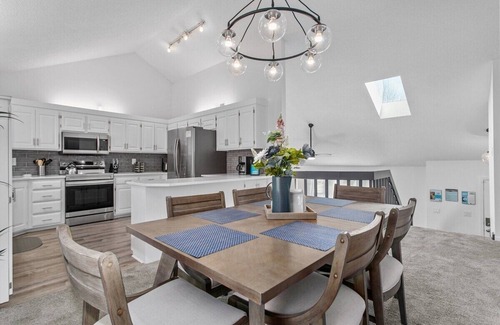 Olathe House | Great for Families+WiFi+Home Theatre & Pool Table