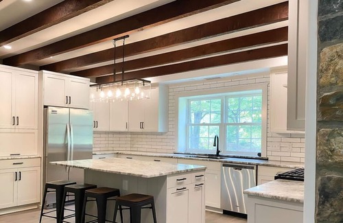 Kintnersville Ski Chalet | Great for large gatherings - Private, Wooded, 4 Bedroom, 3.5 Bath, Sleeps 14