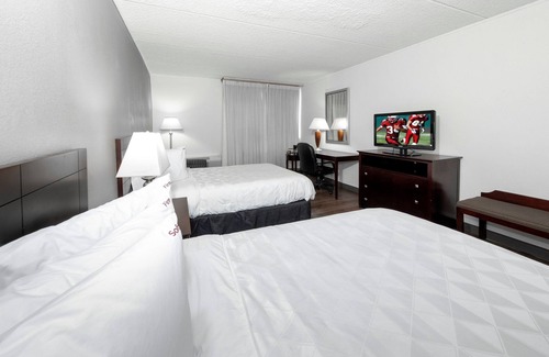 Carteret Hotel | Great Hotel For The Price & Close To The Turnpike! Onsite Bar, FREE Parking!