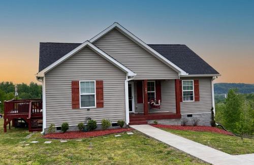 Ashland City House | GREAT Little Guest Suite with Private Entry & Deck! Pet Friendly & 30 Mins to Nashville!