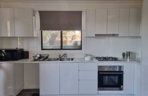 Gorokan Cottage | Great location, close to shops, clubs, beaches and the M1