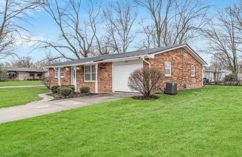 Fort Wayne House | Great Location Entire Home 3BR Fully Stocked Kitchen 70in Roku TV King & Queen Beds Fast Wifi