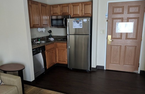 East Paris Condo | Great Location | FREE Wi-Fi + Pool + Hot Tub