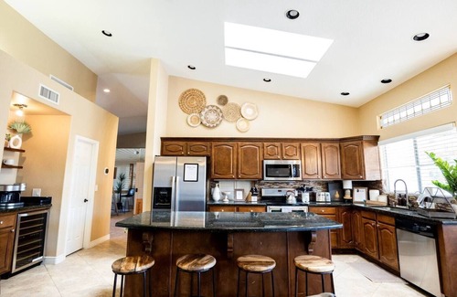 Paradise Park Vista House | Great Location, Heated Pool, Billiard Room & more