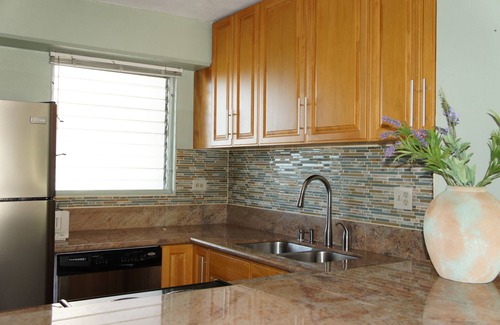 McCully - Moiliili Condo | Great Location in Waikiki! Views of mountains, city, and ocean!