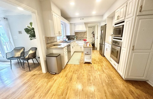 Wasco House | Great location-King beds-Kids playroom