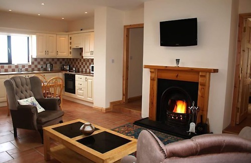 Claddaghduff Apartment | Great Location, Walk to Beach