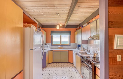 Roads End House | Great Ocean Views, Easy Beach Access Nearby, Beautiful Natural Surroundings