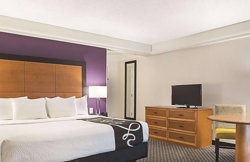 Guasti Hotel | Great Relaxing Overnight Stay! Relaxing Unit to Enjoy. Pool Access, Free Parking