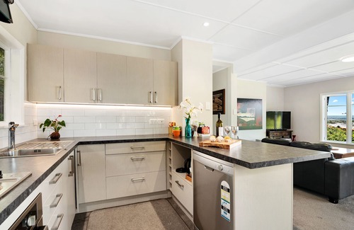 Tahunanui Cottage | Great Tasman Outlook - Nelson Holiday Home