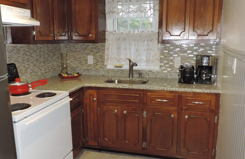 Baldwin House | Great updated Long Island Entire Apartment Nr Airport, Beaches, Train, College