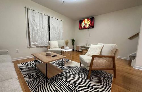 Stockade Historic District Apartment | Great Value Close to Proctors Gorgeous Townhouse