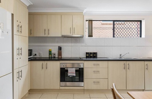 Robertson House | Great Value & Comfort Family Home 5 mins to Shops