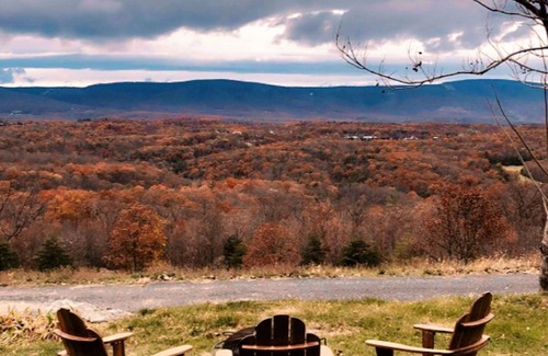 Strasburg Cabin | Great views, hike onsite, work remotely, huge smart TVs & hot-tub