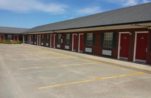 Henryetta Hotel | Green Country Inn