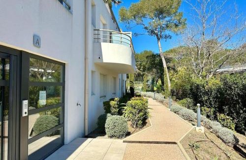 Valescure Apartment | Green Garden : piscine, clim & grande terrasse