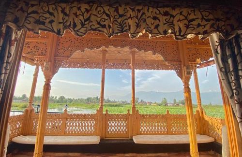Dal Lake Boat Rental | Green Paradise Houseboat - Centrally Heated