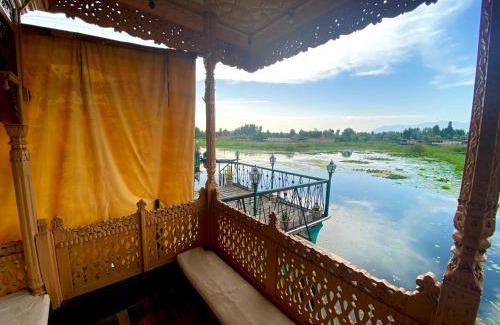 Dal Lake Boat Rental | Green Paradise Houseboat - Centrally Heated