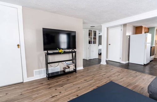 Massillon Apartment | Green Room Apartment - No Cleaning Fees