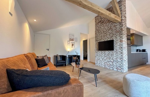 Rijsbergen House | Green-surrounded luxury home with a hot tub