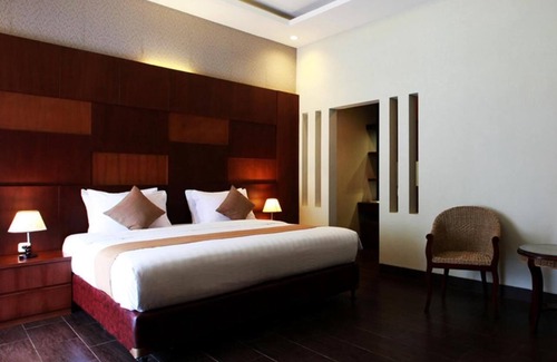Tanjung Pandan Hotel | Green Tropical Village Hotel & Resort