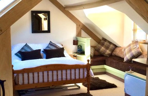 Middleyard House | Greencourt Loft - The Cotswold Way, Stroud