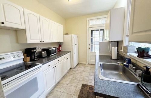 Pittsburgh Apartment | Greenfield Jewel w/Free Street Parking