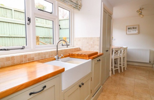 Norton Sub Hamdon Cottage | GREENHAM COTTAGE, family friendly, with a garden in Norton-Sub-Hamdon