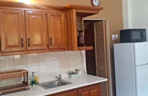 Les Coteaux House | Greenhaven Cottage B&B