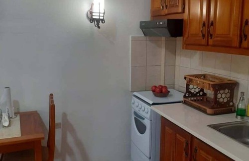 Les Coteaux House | Greenhaven Cottage B&B